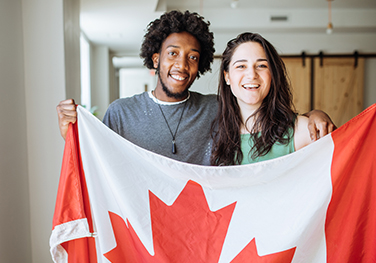 Couple tenant un drapeau canadien